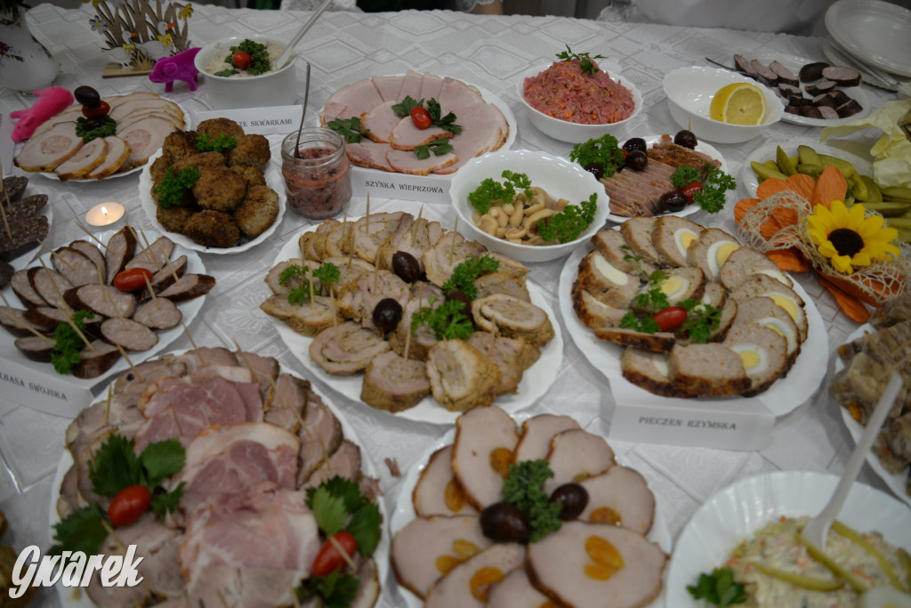 Chipsy ze świńskich uszu i wieprzówka z procentami