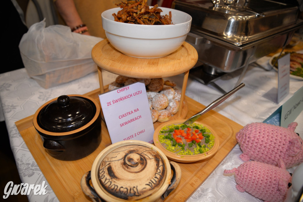 Chipsy ze świńskich uszu i wieprzówka z procentami