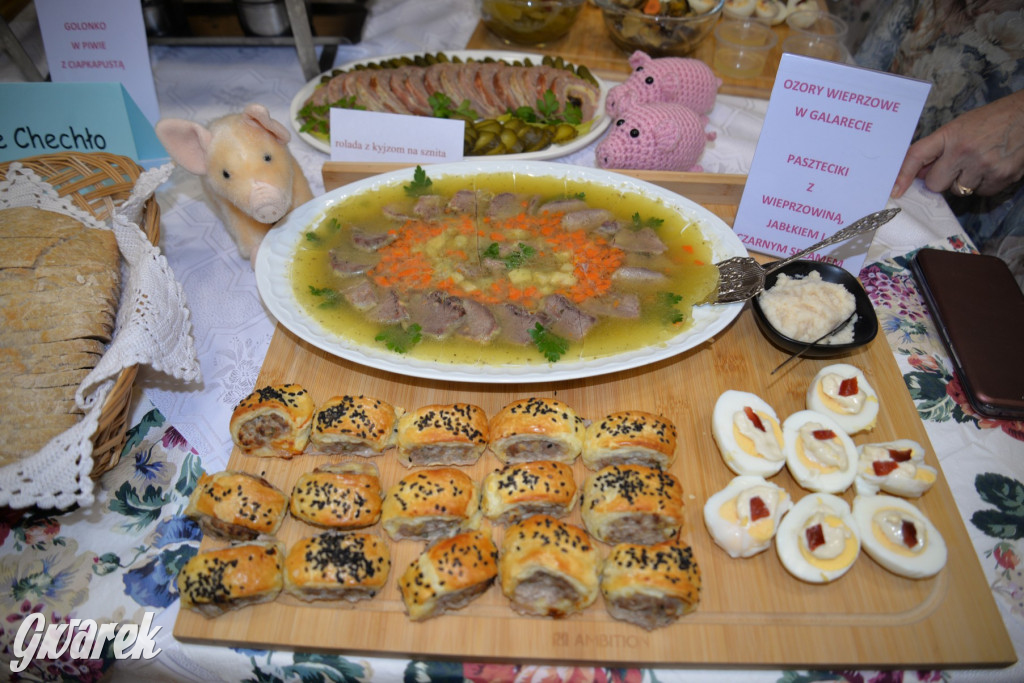 Chipsy ze świńskich uszu i wieprzówka z procentami