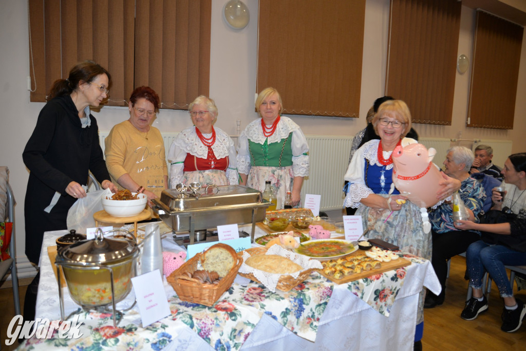 Chipsy ze świńskich uszu i wieprzówka z procentami