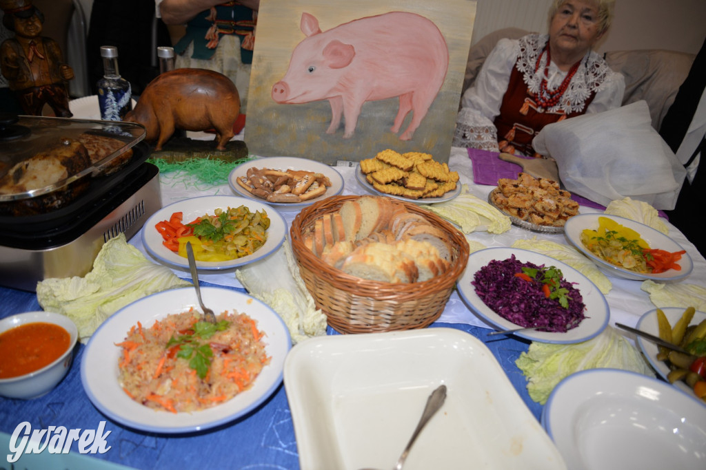Chipsy ze świńskich uszu i wieprzówka z procentami