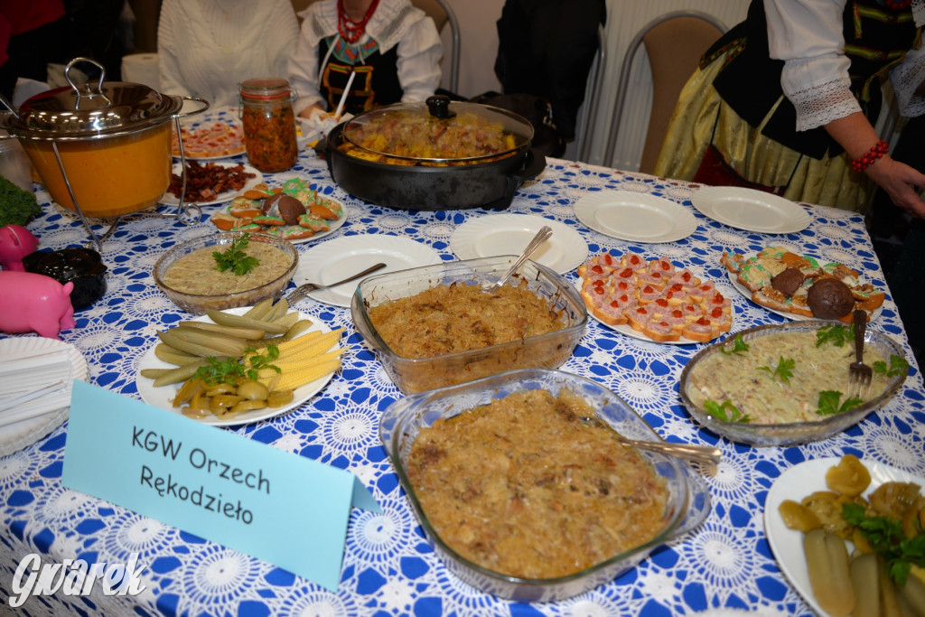 Chipsy ze świńskich uszu i wieprzówka z procentami