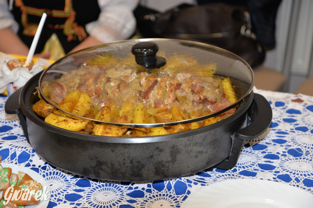 Chipsy ze świńskich uszu i wieprzówka z procentami