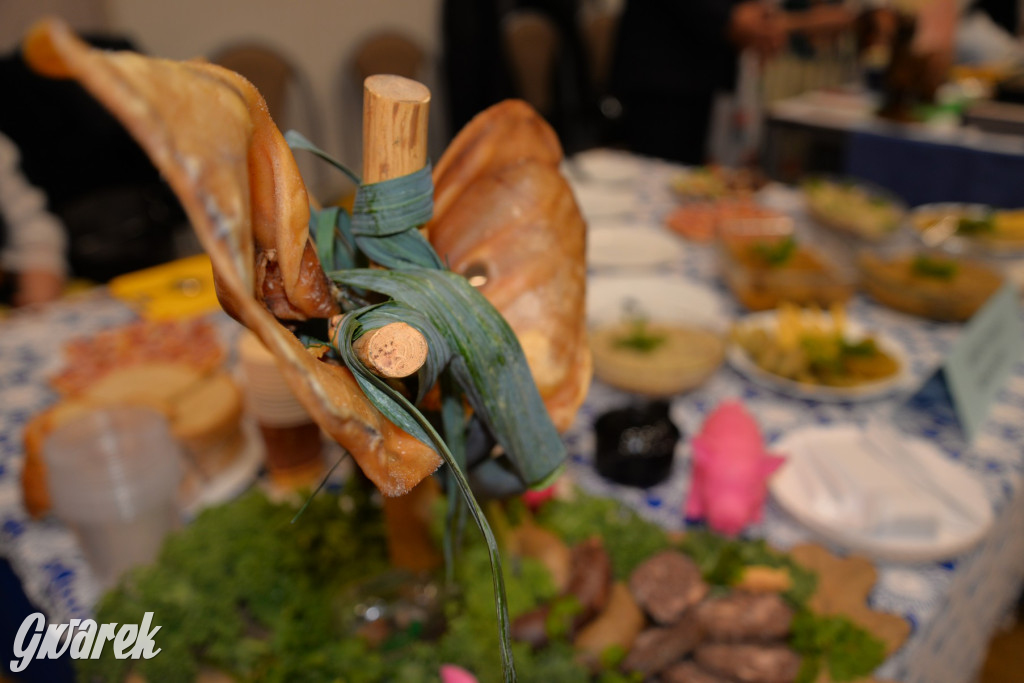 Chipsy ze świńskich uszu i wieprzówka z procentami