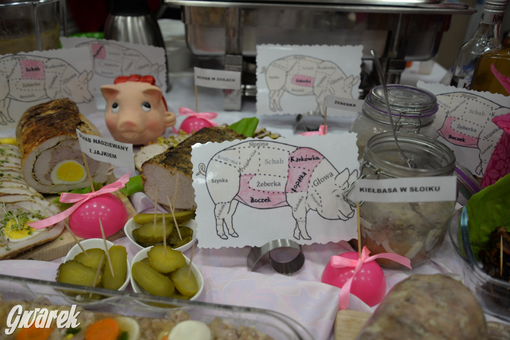 Chipsy ze świńskich uszu i wieprzówka z procentami