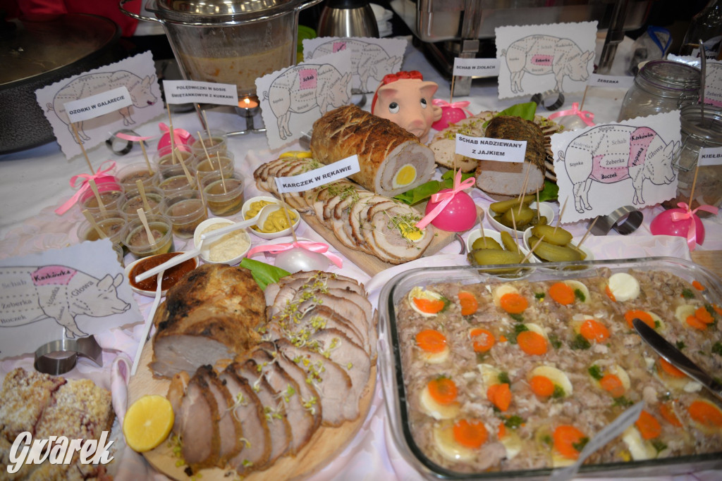 Chipsy ze świńskich uszu i wieprzówka z procentami