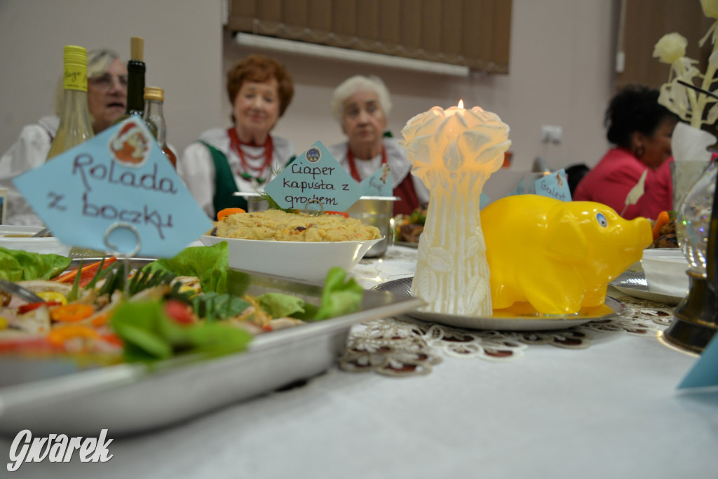 Chipsy ze świńskich uszu i wieprzówka z procentami