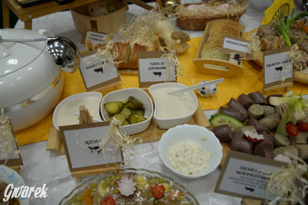 Chipsy ze świńskich uszu i wieprzówka z procentami