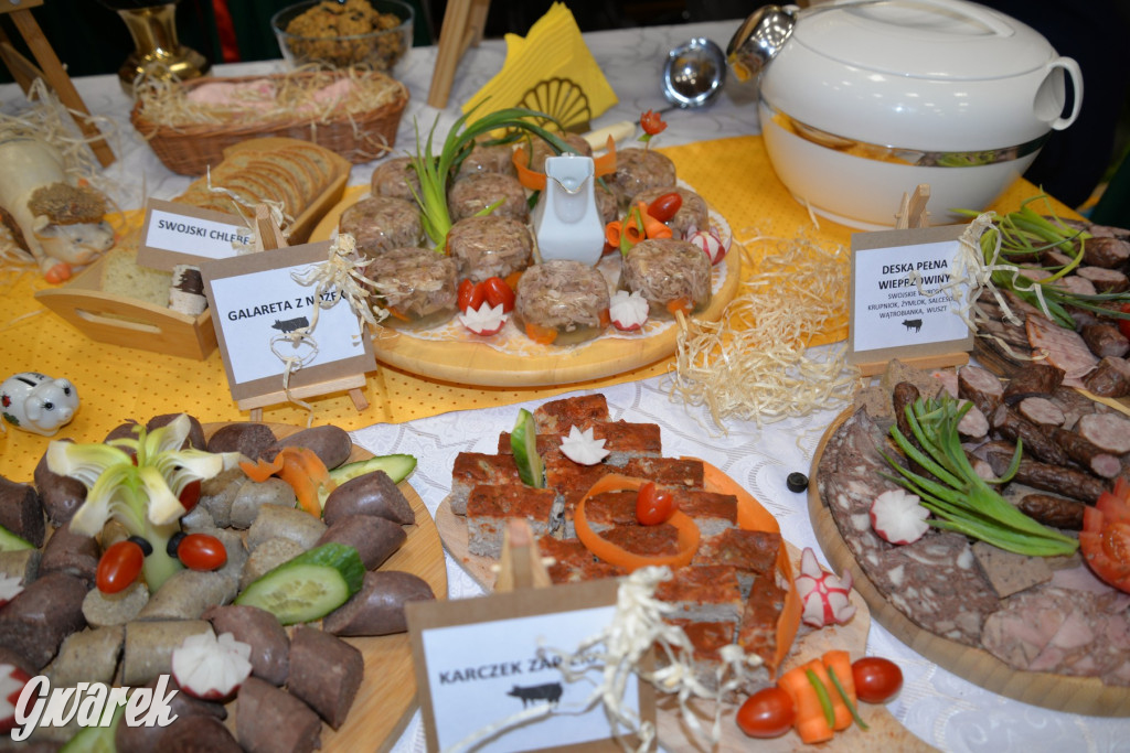 Chipsy ze świńskich uszu i wieprzówka z procentami