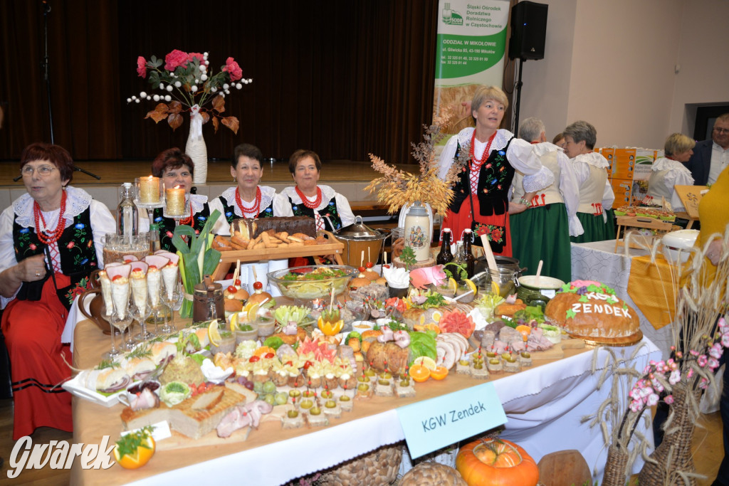 Chipsy ze świńskich uszu i wieprzówka z procentami