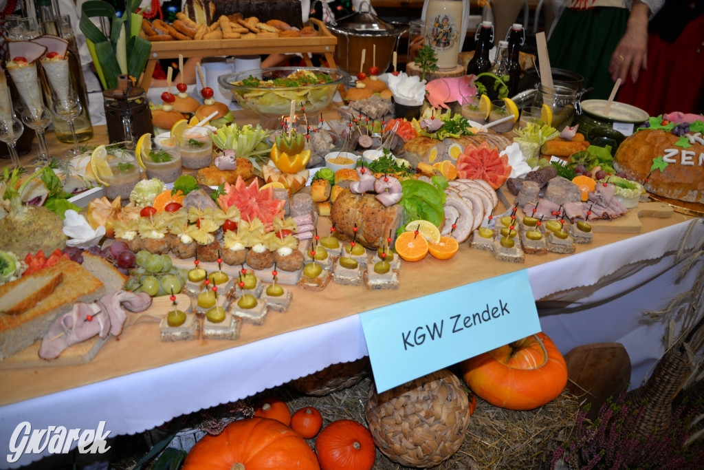 Chipsy ze świńskich uszu i wieprzówka z procentami