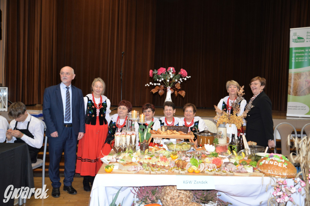 Chipsy ze świńskich uszu i wieprzówka z procentami