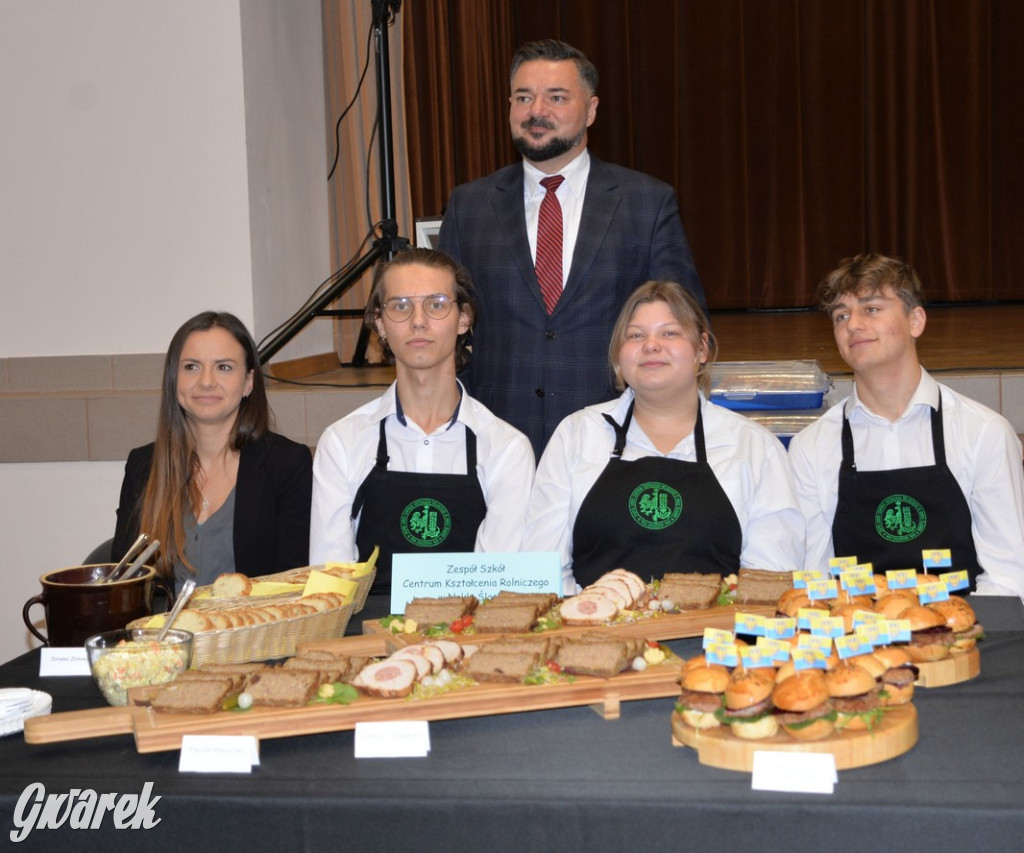 Chipsy ze świńskich uszu i wieprzówka z procentami