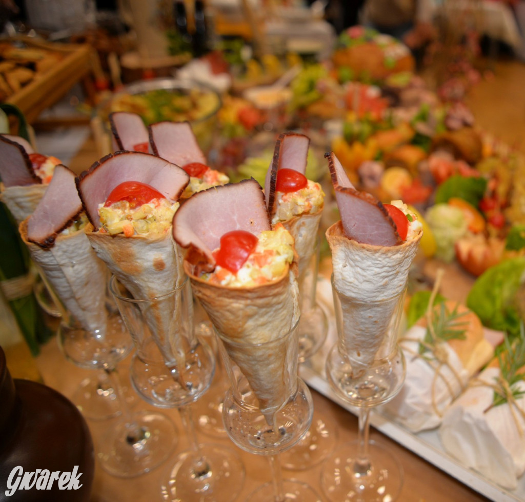 Chipsy ze świńskich uszu i wieprzówka z procentami