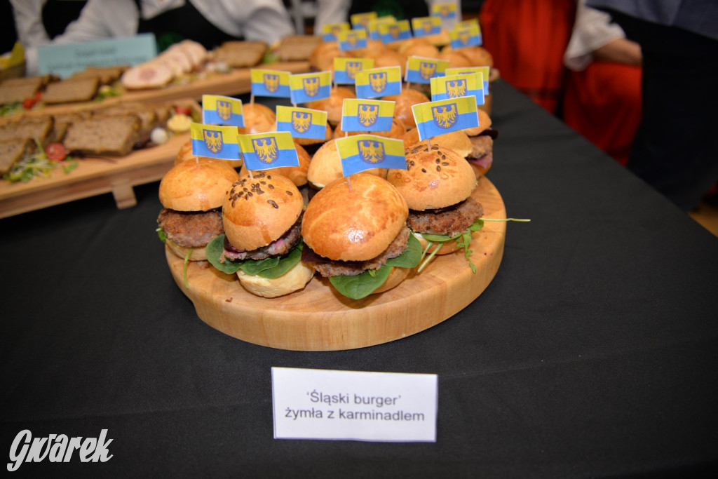 Chipsy ze świńskich uszu i wieprzówka z procentami