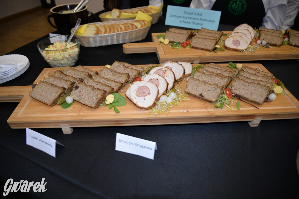 Chipsy ze świńskich uszu i wieprzówka z procentami