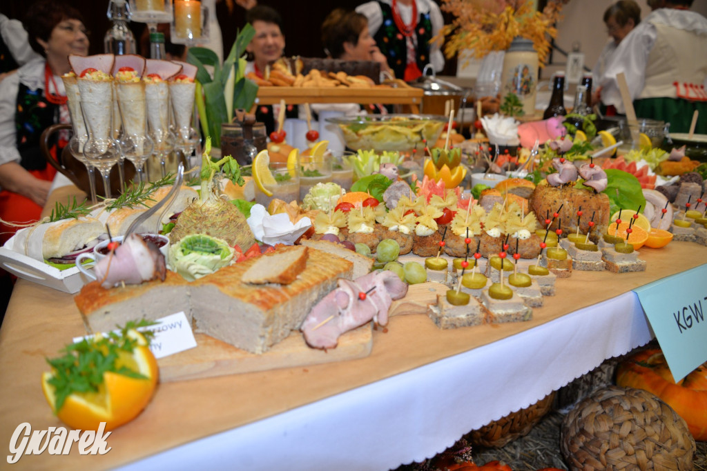 Chipsy ze świńskich uszu i wieprzówka z procentami