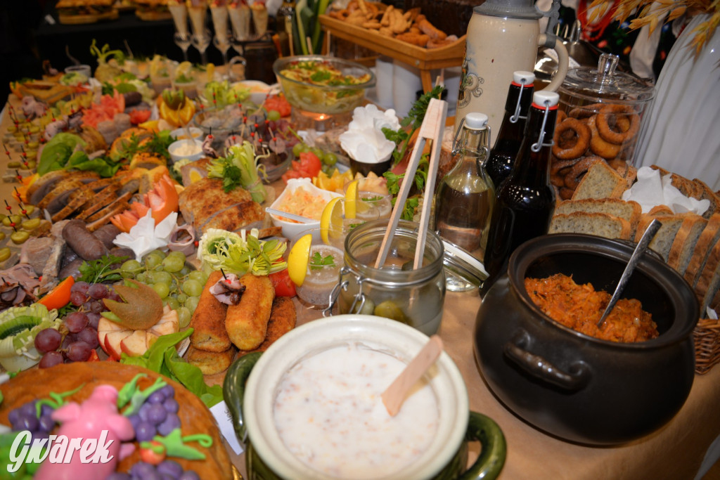 Chipsy ze świńskich uszu i wieprzówka z procentami