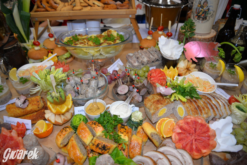 Chipsy ze świńskich uszu i wieprzówka z procentami