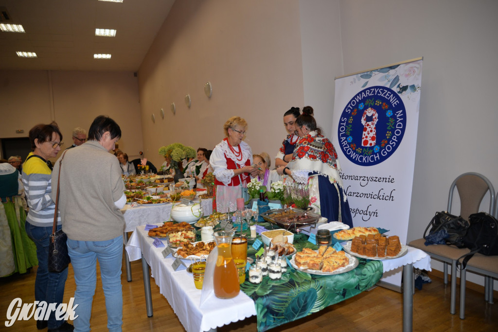 Chipsy ze świńskich uszu i wieprzówka z procentami