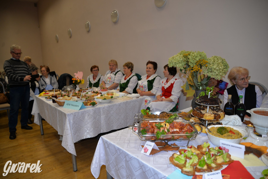 Chipsy ze świńskich uszu i wieprzówka z procentami