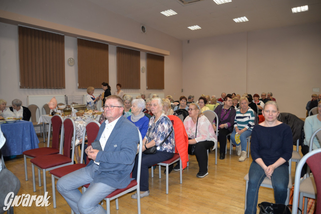 Chipsy ze świńskich uszu i wieprzówka z procentami