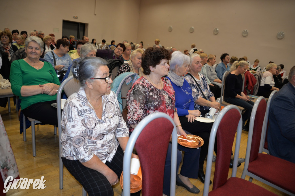 Chipsy ze świńskich uszu i wieprzówka z procentami