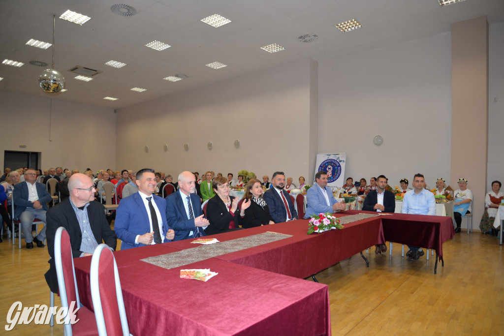 Chipsy ze świńskich uszu i wieprzówka z procentami