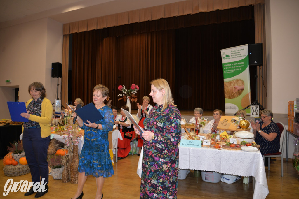 Chipsy ze świńskich uszu i wieprzówka z procentami