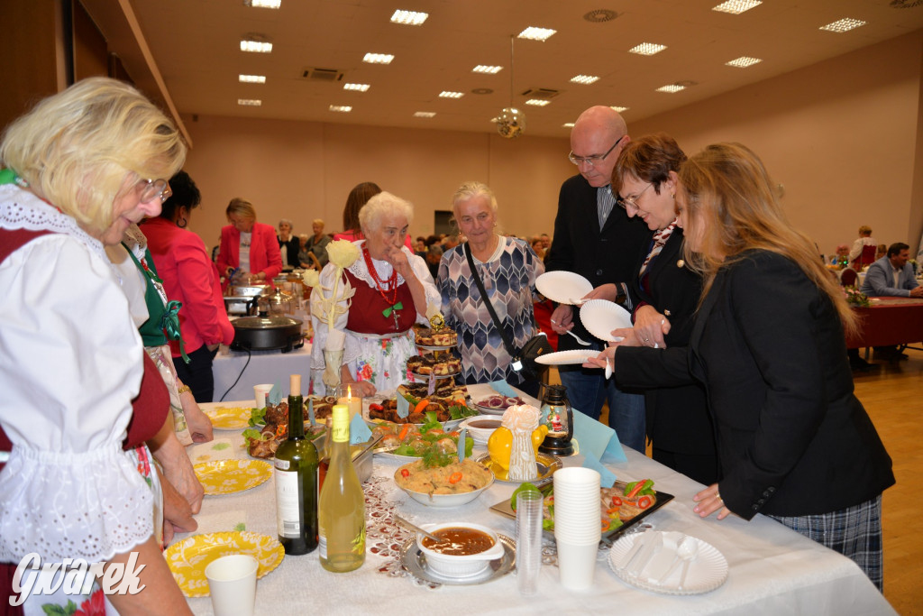 Chipsy ze świńskich uszu i wieprzówka z procentami
