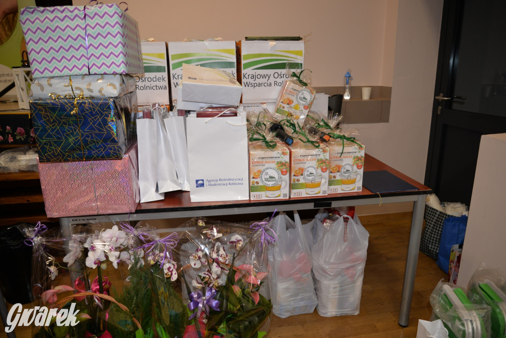 Chipsy ze świńskich uszu i wieprzówka z procentami