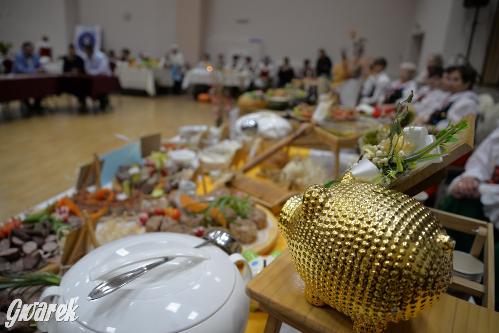 Chipsy ze świńskich uszu i wieprzówka z procentami