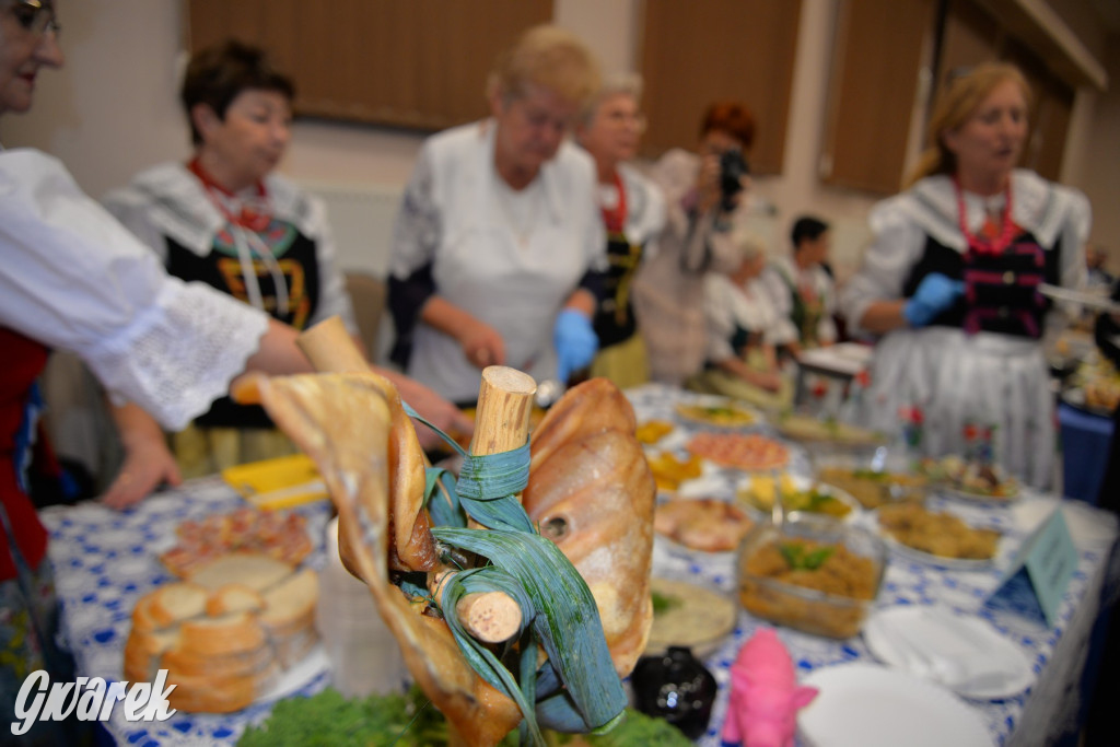 Chipsy ze świńskich uszu i wieprzówka z procentami