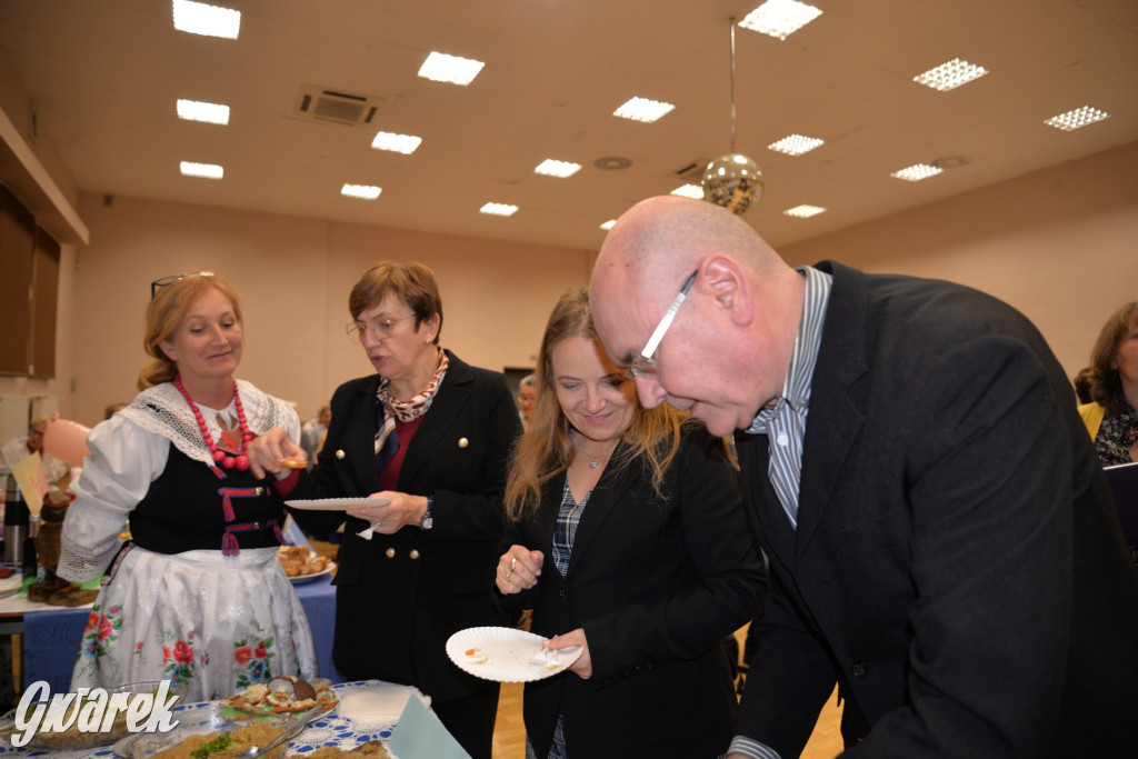 Chipsy ze świńskich uszu i wieprzówka z procentami