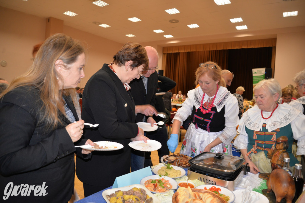 Chipsy ze świńskich uszu i wieprzówka z procentami