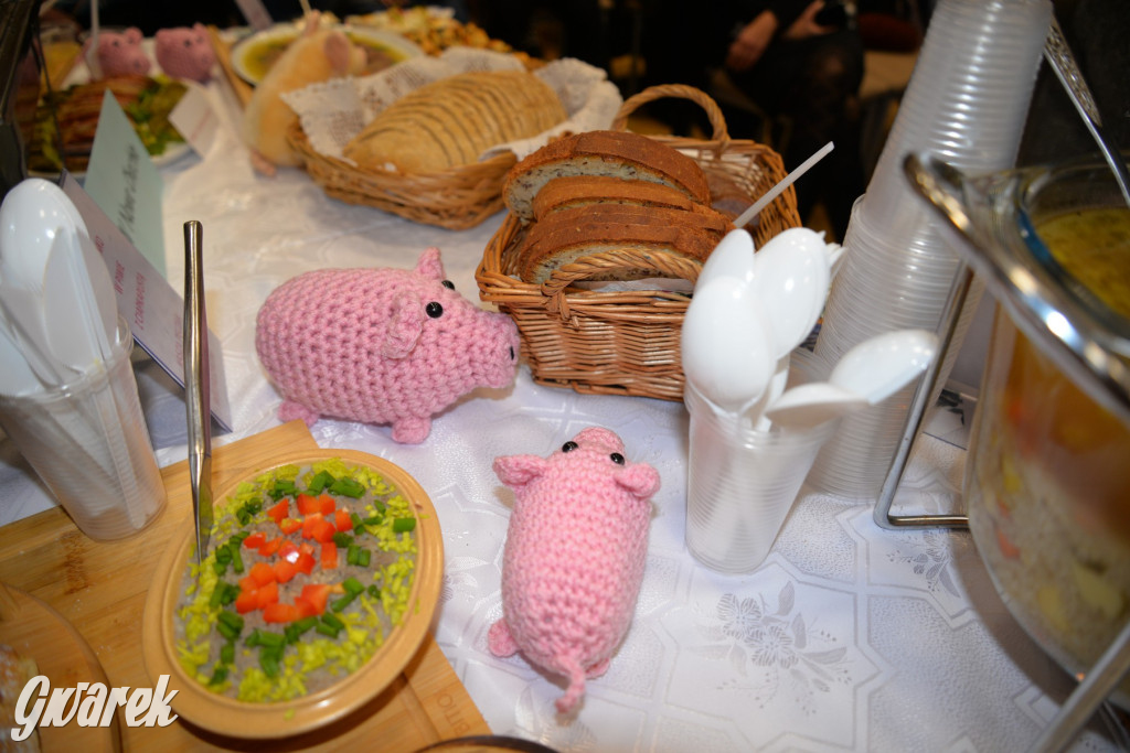 Chipsy ze świńskich uszu i wieprzówka z procentami