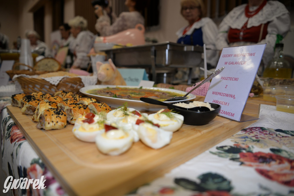 Chipsy ze świńskich uszu i wieprzówka z procentami