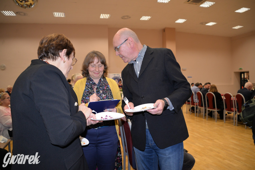 Chipsy ze świńskich uszu i wieprzówka z procentami