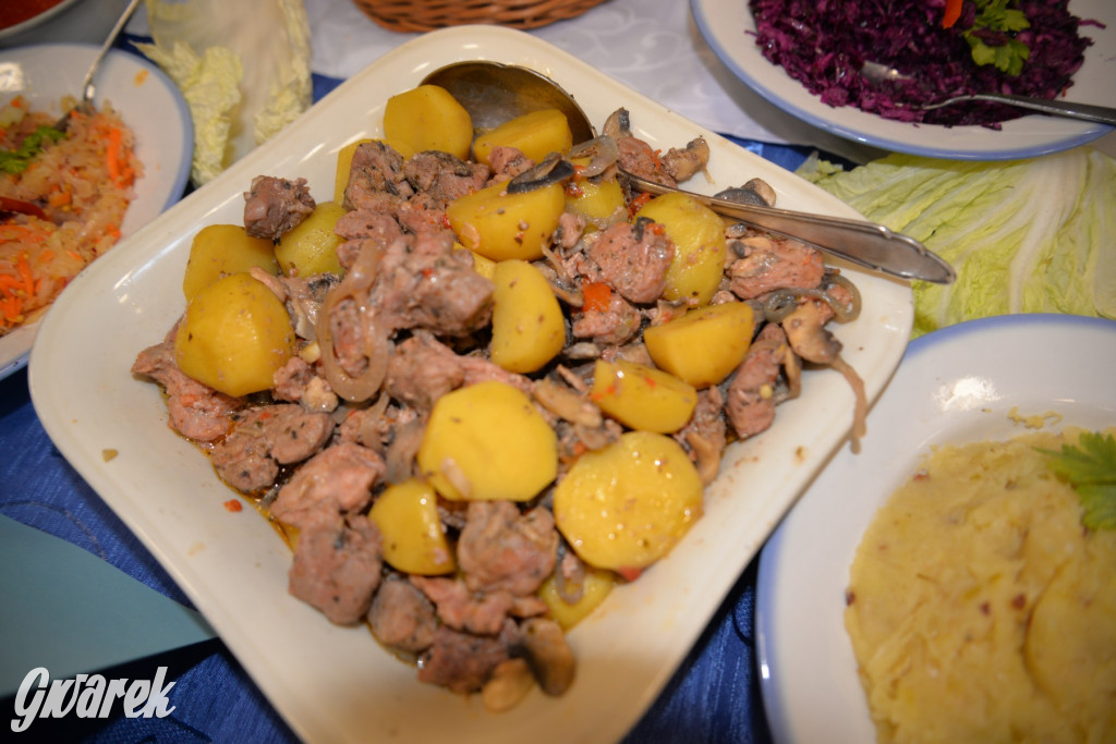 Chipsy ze świńskich uszu i wieprzówka z procentami