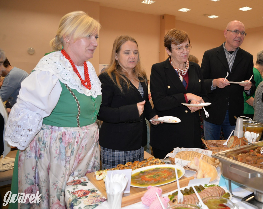 Chipsy ze świńskich uszu i wieprzówka z procentami