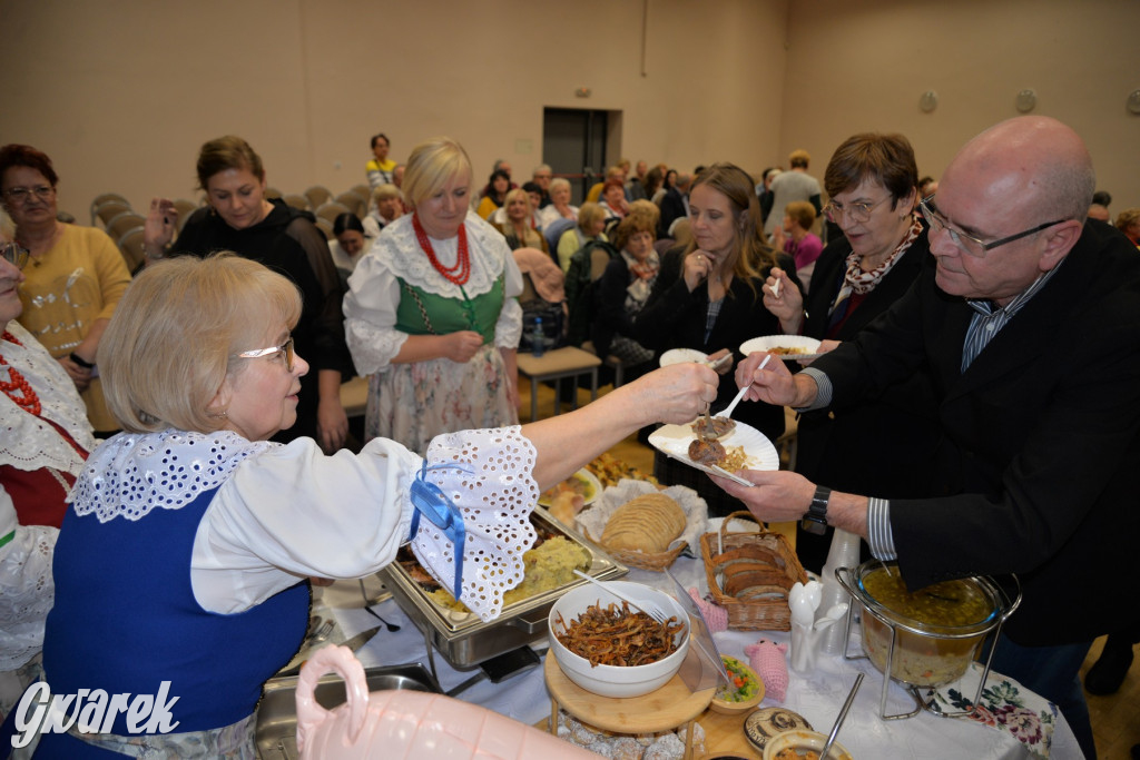 Chipsy ze świńskich uszu i wieprzówka z procentami