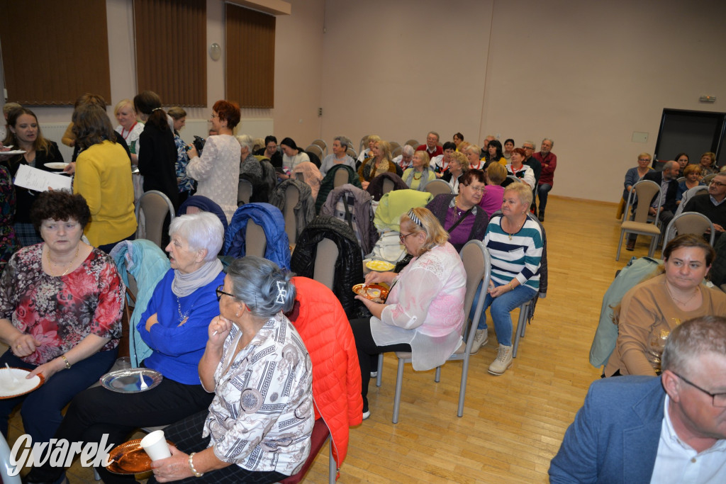 Chipsy ze świńskich uszu i wieprzówka z procentami