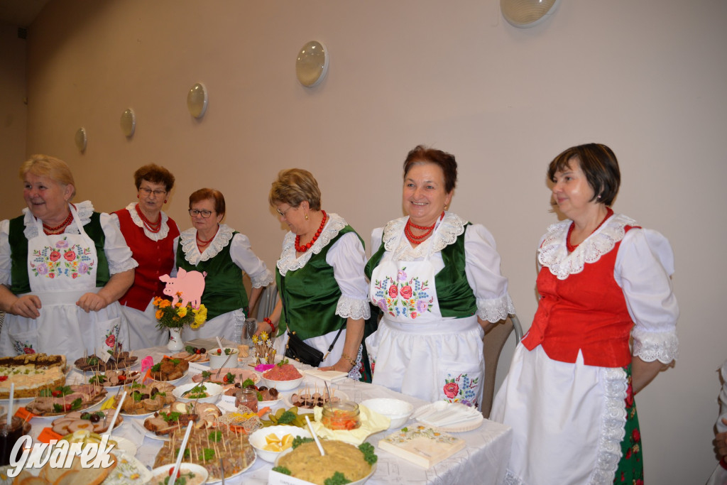 Chipsy ze świńskich uszu i wieprzówka z procentami