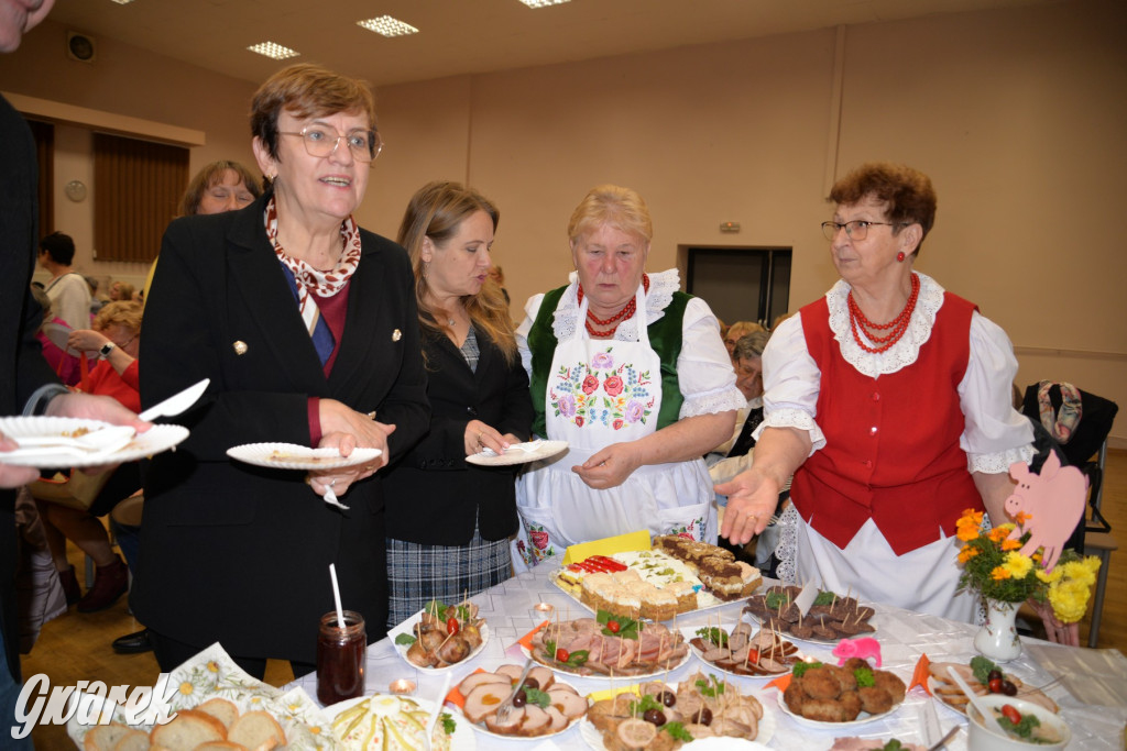 Chipsy ze świńskich uszu i wieprzówka z procentami