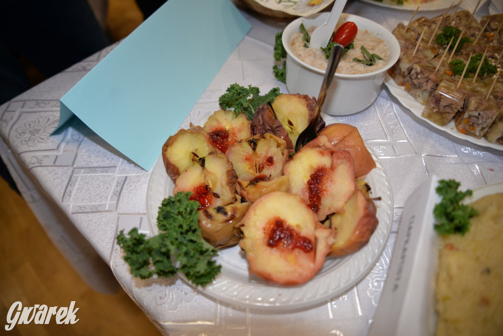 Chipsy ze świńskich uszu i wieprzówka z procentami