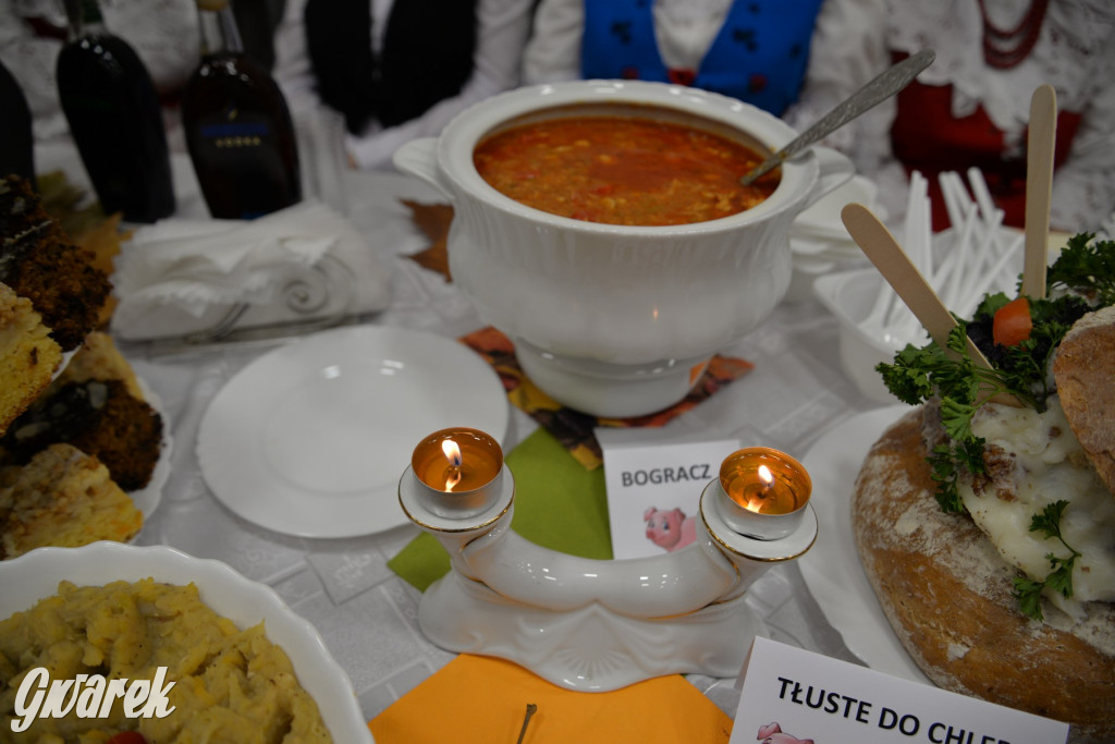 Chipsy ze świńskich uszu i wieprzówka z procentami