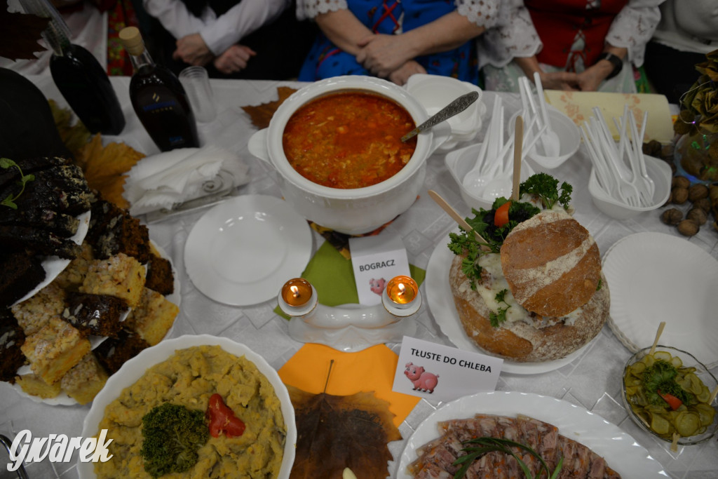 Chipsy ze świńskich uszu i wieprzówka z procentami