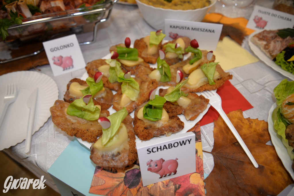 Chipsy ze świńskich uszu i wieprzówka z procentami