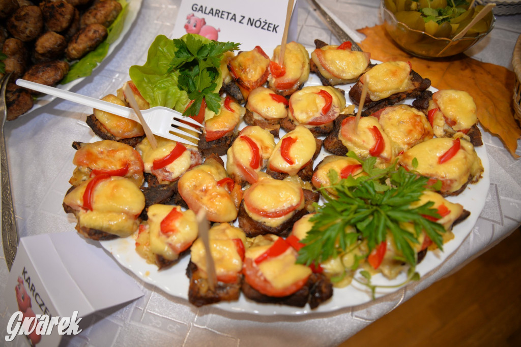 Chipsy ze świńskich uszu i wieprzówka z procentami