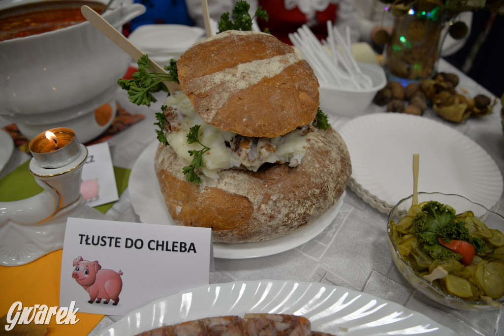 Chipsy ze świńskich uszu i wieprzówka z procentami